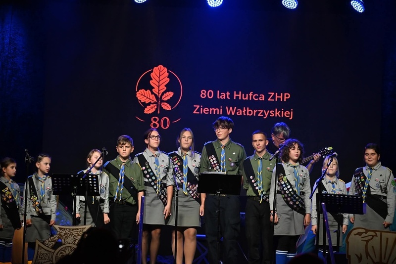 zdjęcie na scenę wydarzenia, na scenie harcerze wykonujący piosenkę