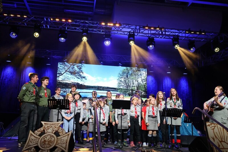 zdjęcie na scenę wydarzenia, na scenie harcerze wykonujący piosenkę