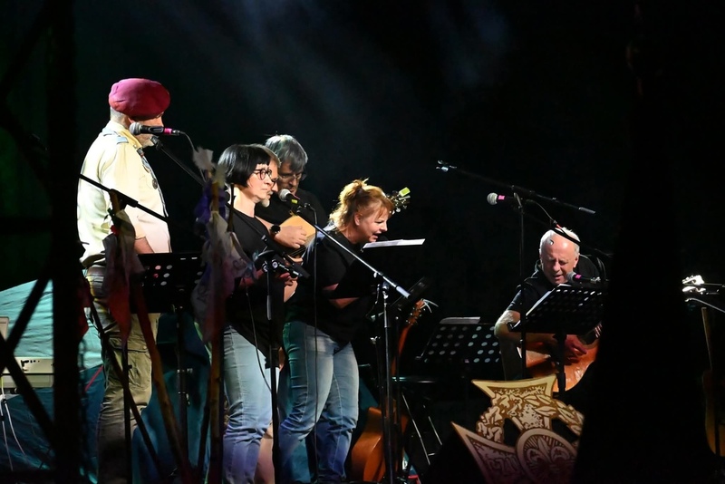 zdjęcie na scenę wydarzenia, na scenie harcerze wykonujący piosenkę