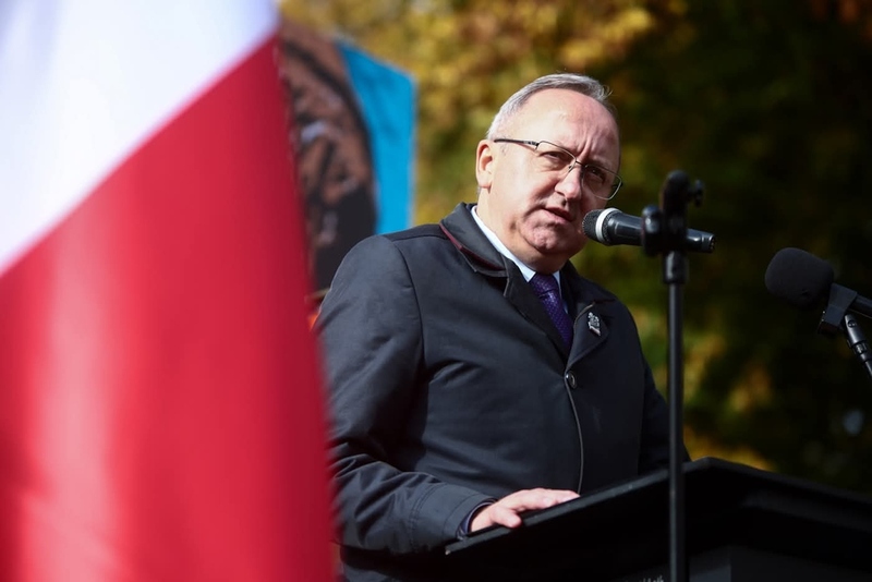 na zdjęciu zastępca prezesa Instytutu Pamięci Narodowej, dr hab. Karol Polejowski stojący przy mikrofonie