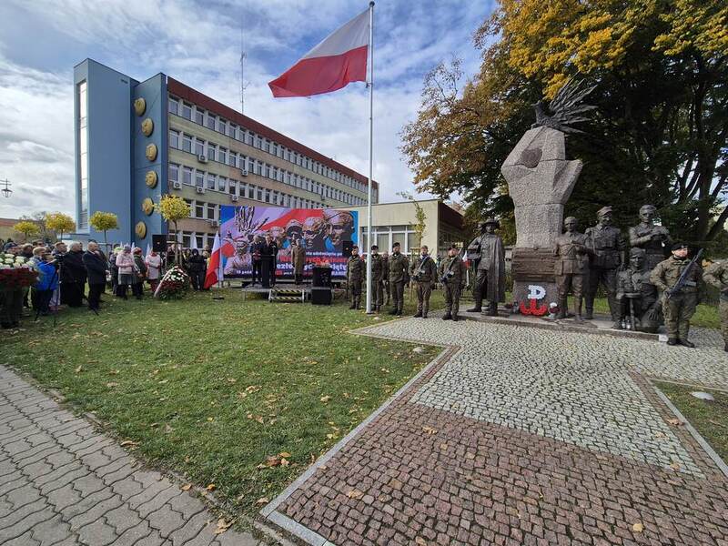 zdjęcie prezentuje dziedziniec miejsca, gdzie postawiono pomnik
