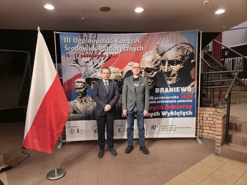 pamiątkowe zdjęcie dr hab. Tomasza Balbusa i dr Krzysztofa Łagojdy