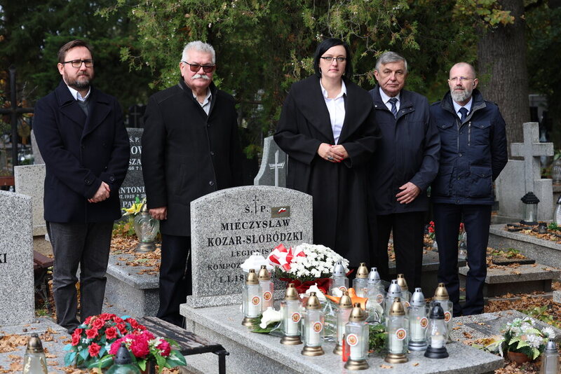zdjęcie stojącej delegacji przy grobie Mieczysława Kozara-Słobódzkiego na cmentarzu w Świdnicy
