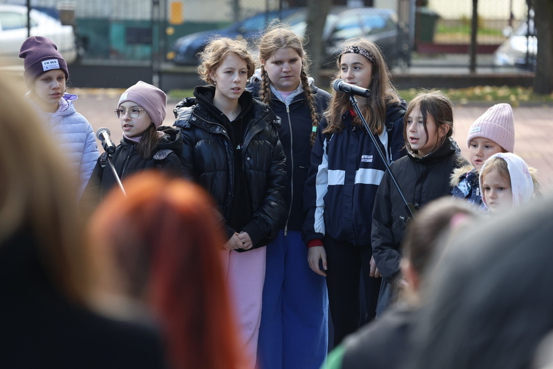 na zdjęciu dzieci stojące przy mikrofonie