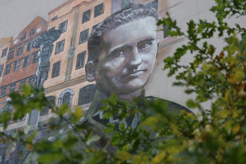 na zdjęciu fragment muralu twarz Mieczysława Kozara-Słobódzkiego