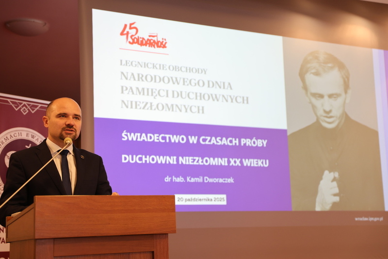 Dr hab. Kamil Dworaczek w trakcie prelekcji pt. „Świadectwo w czasach próby. Duchowni niezłomni XX wieku”.