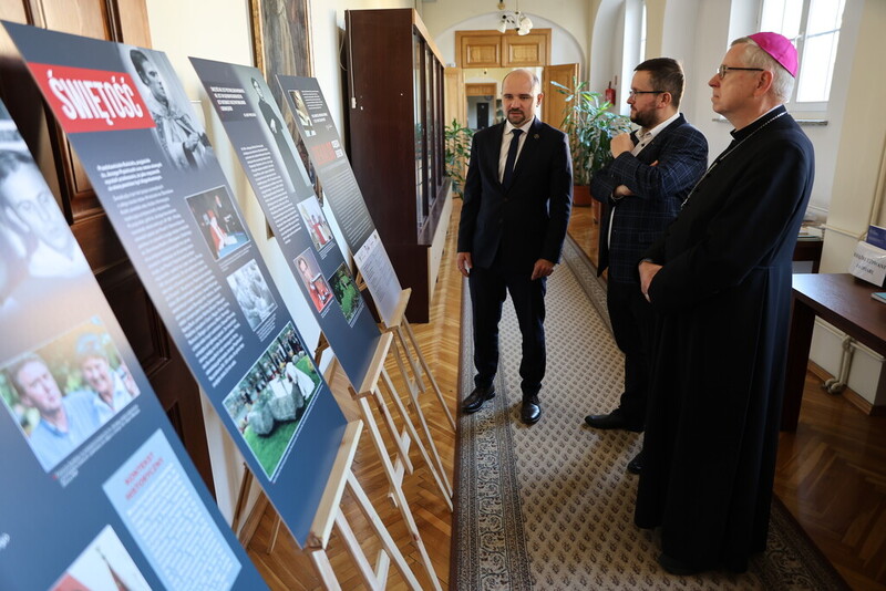 na zdjęciu hol, gdzie zaprezentowana została wystawa o bł. ks. Jerzym Popiełuszce pt. „Dekalog ks. Jerzego”