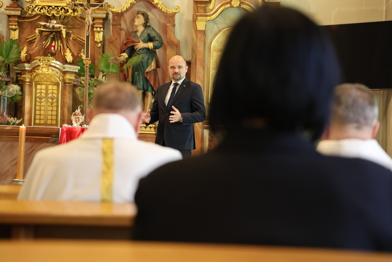 na zdjęciu moment przed samą Mszą kilka słów wprowadzenia historycznego do zebranych gości wygłosił dyrektor wrocławskiego oddziału IPN, dr hab. Kamil Dworaczek.