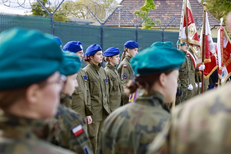 na zdjęciu widać młodych ludzi, uczniów szkół mundurowych, które wzięły udział w uroczystości
