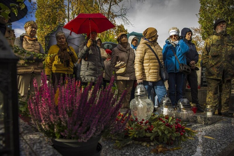 na zdjęciu grupa osób w trakcie zwiedzania między nagrobkami