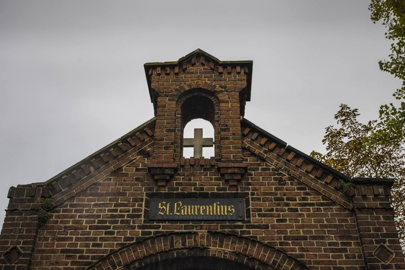 na zdjęciu brama wejściowa na cmentarz