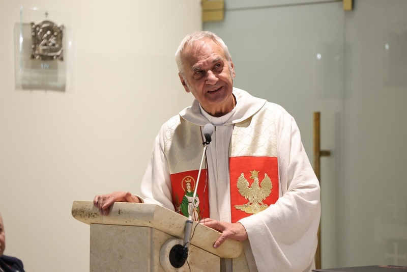 na zdjęciu przy mównicy stojący ksiądz kapelan kojejarzy