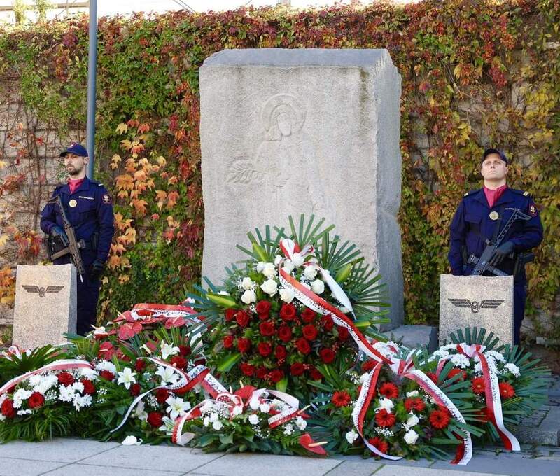 na zdjęciu obielisk pod którym złożone zostały kwiaty