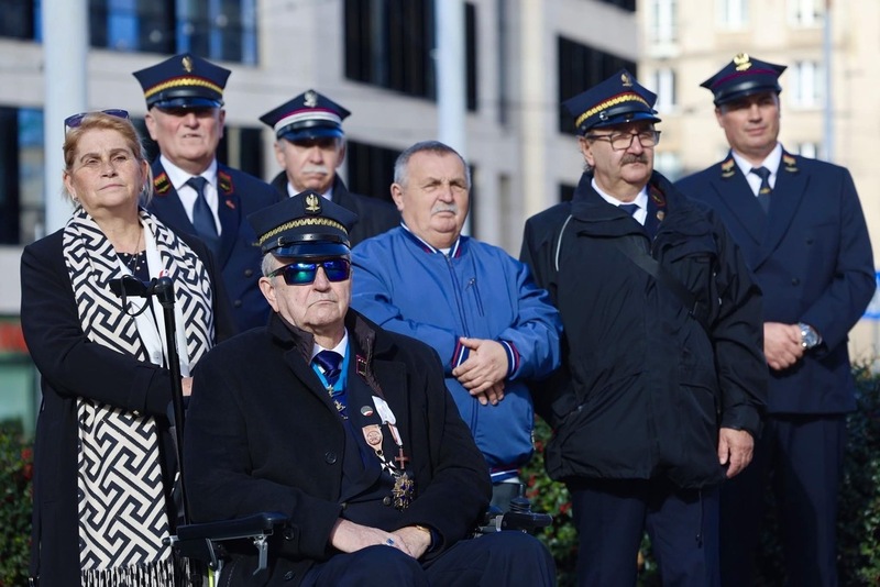 na zdjęciu goście wydarzenia - kolejarze w mundurach