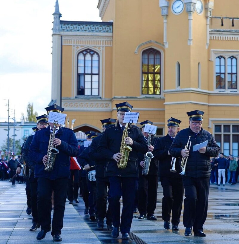 na zdjęciu orkiestra dęta kolejarska