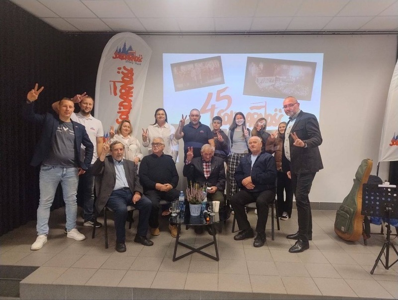 grupowe zdjęcie ze Świadkami Historii w ramach obchodów jubileuszu 45-lecia powstania NSZZ „Solidarność"