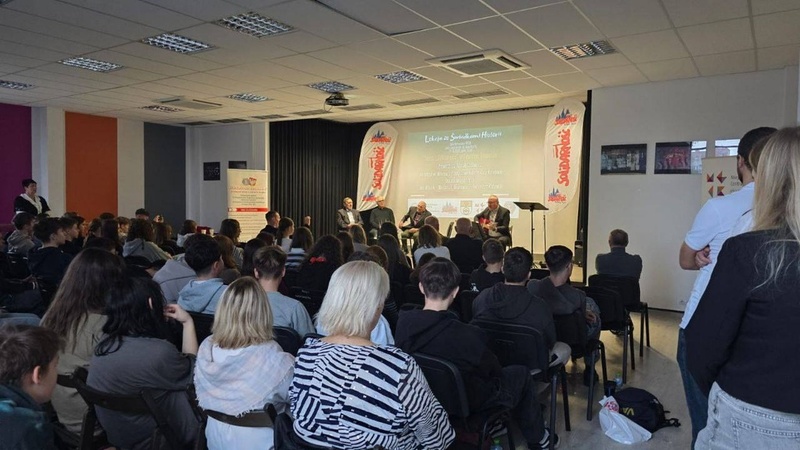 Na zdjęciu publiczność oraz scena