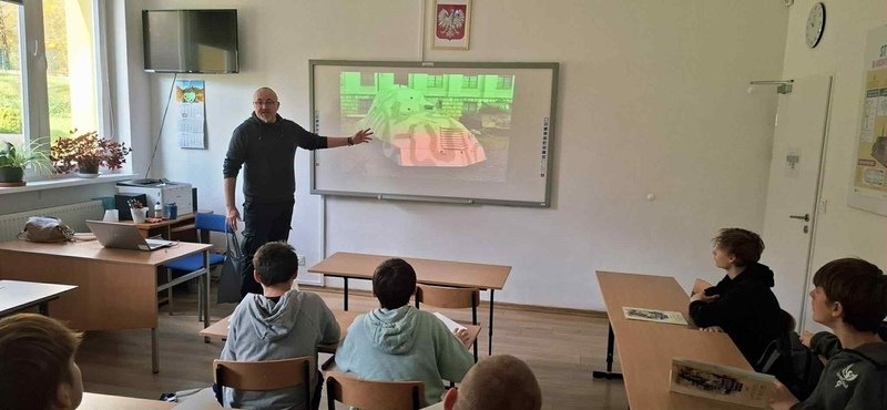 stojący przy tablicy Marek Gadowicz prowadzący wykład