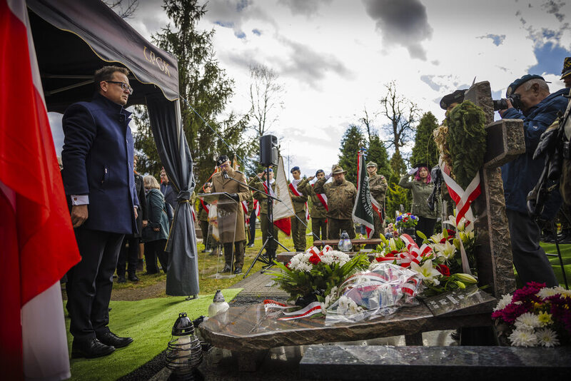 przy grobie stoi Jerzy Rudnicki