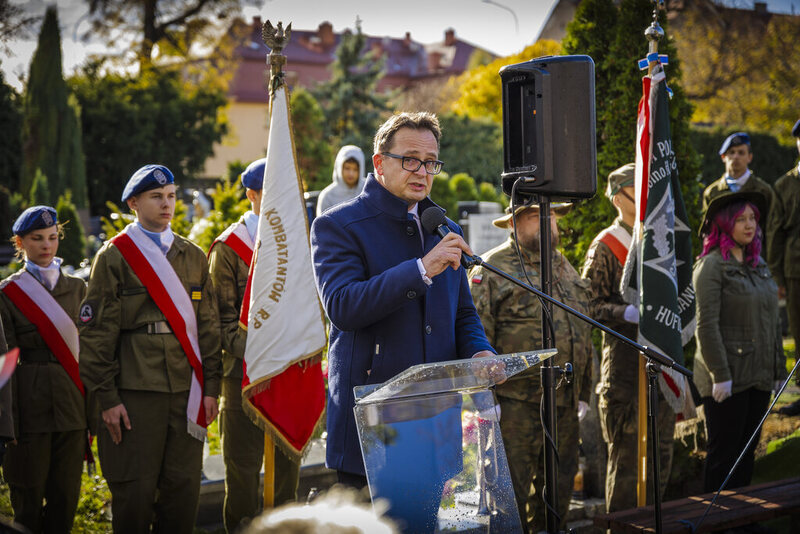 przy mównisy stoi Jerzy Rudnicki w trakcie przemówienia