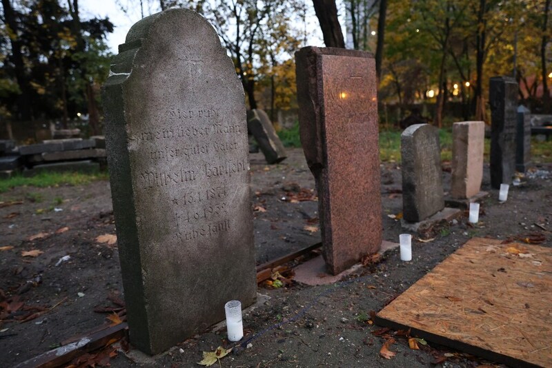 na zdjęciu nagrobki cmentarne, rzut na alejkę