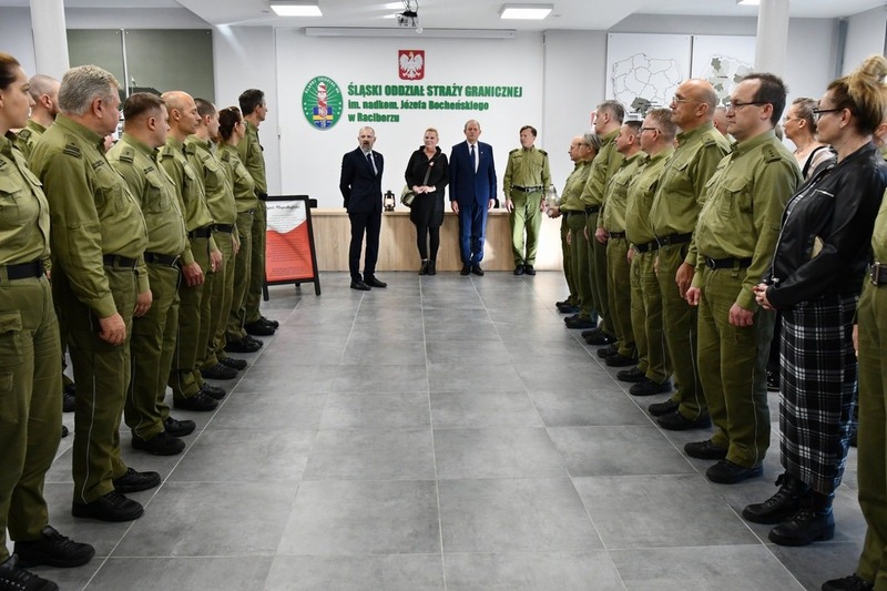 w szeregu po lewej i po prawej stoją funkcjonariusze