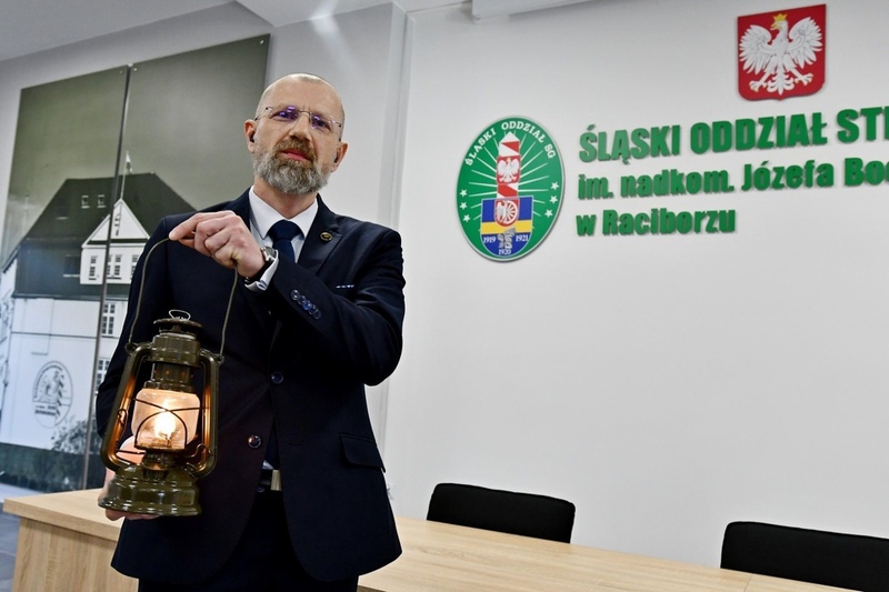 na zdjęciu Artur Cieślik ze zniczem i goniem