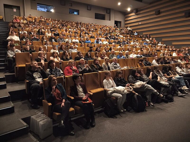 na zdjęciu ludzie siedzący na widowni