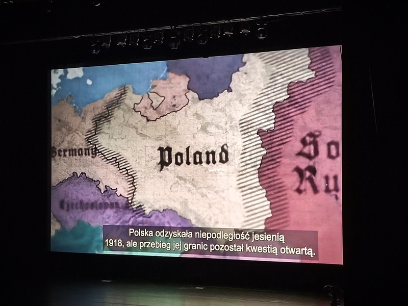 na zdjęciu scena oraz obraz kinowy i fragment filmu