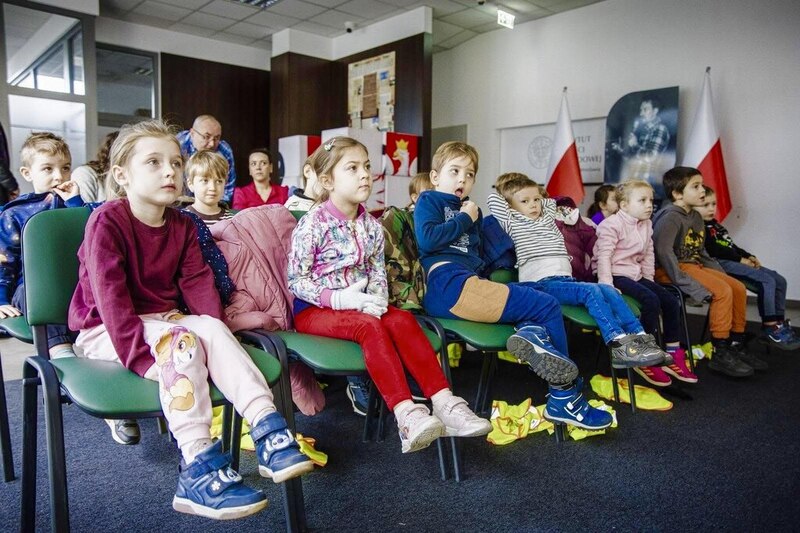 zdjęcie przedstawia widownię, na widowni siedzą dzieci