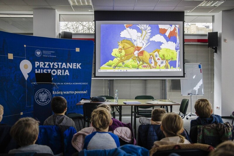 zdjęcie pokazuje salę i moment okazu filmu dla dzieci