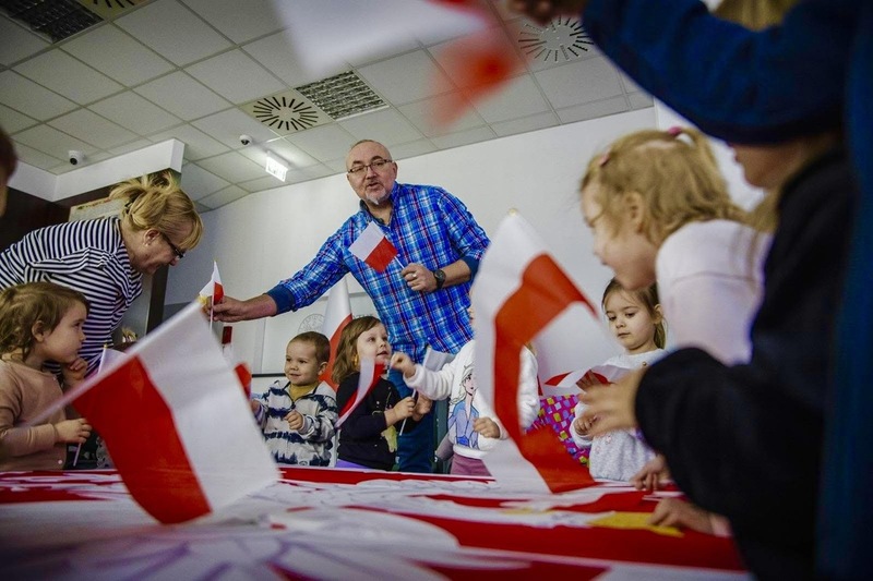 moment zajęć dla dzieci, przekazywanie polskich flag dzieciom
