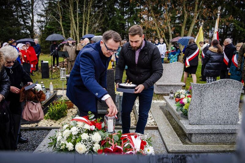 moment zapalania znicza na grobie