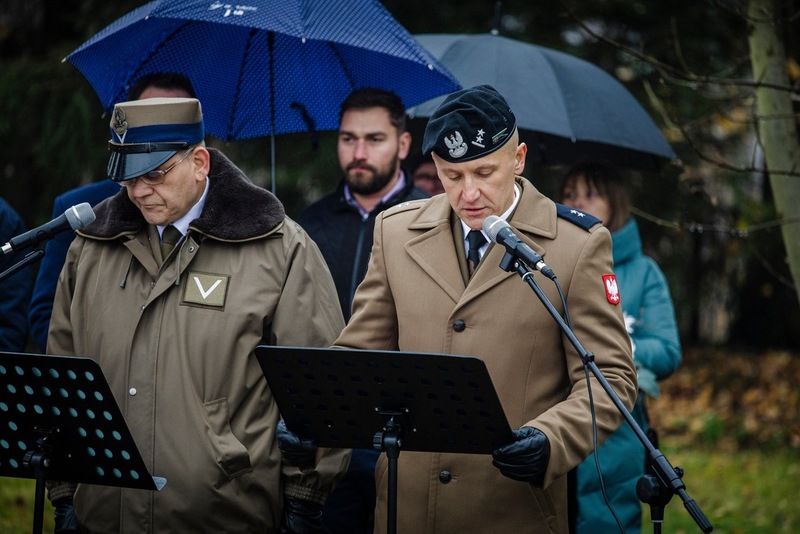 przy mównicy stoi żołnierz, moment odczytania apelu pamięci