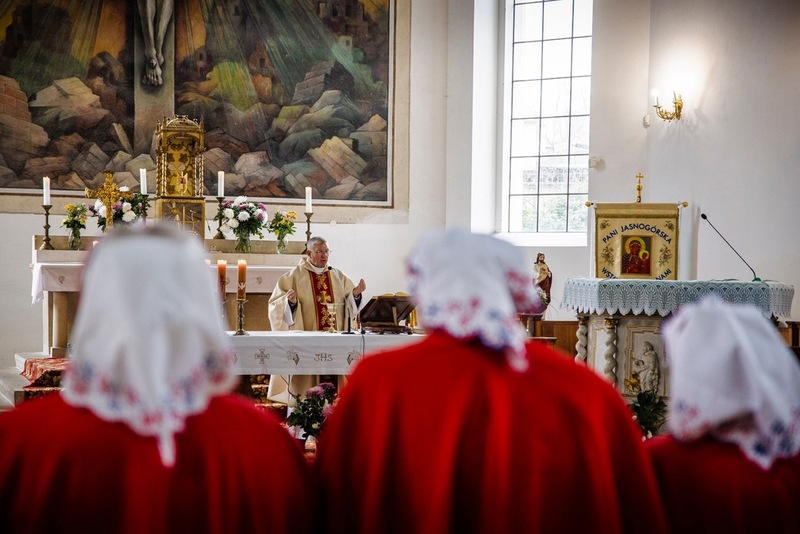 zdjęcie wnętrza kościoła, na pierwszym planie kobiety w strojach ludowych