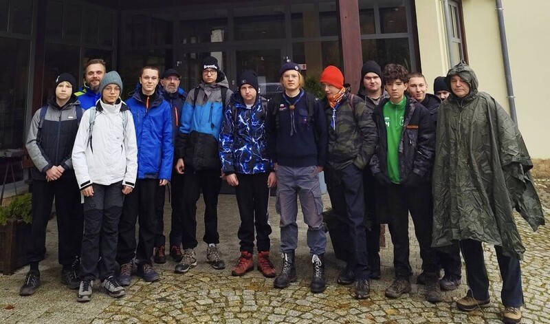 na zdjęciu grupa uczestników rajdu