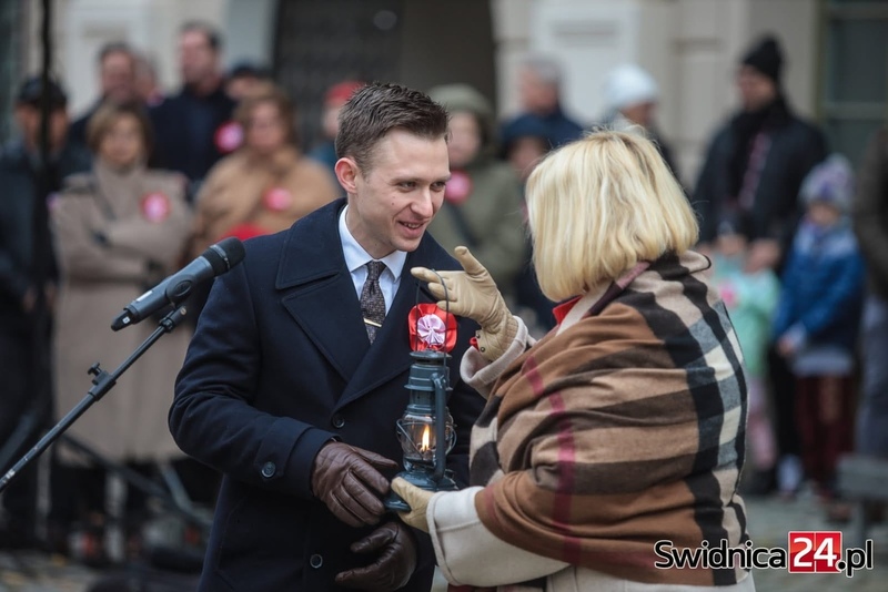 Moment uroczystego przekazania Ognia Niepodległości
