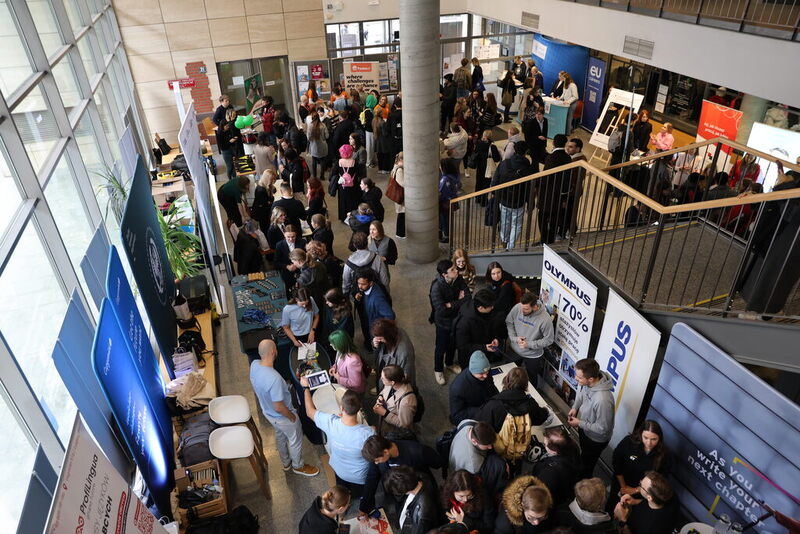 zdjęcie pokazuje z góry całość targów, stoiska, tłum ludzi