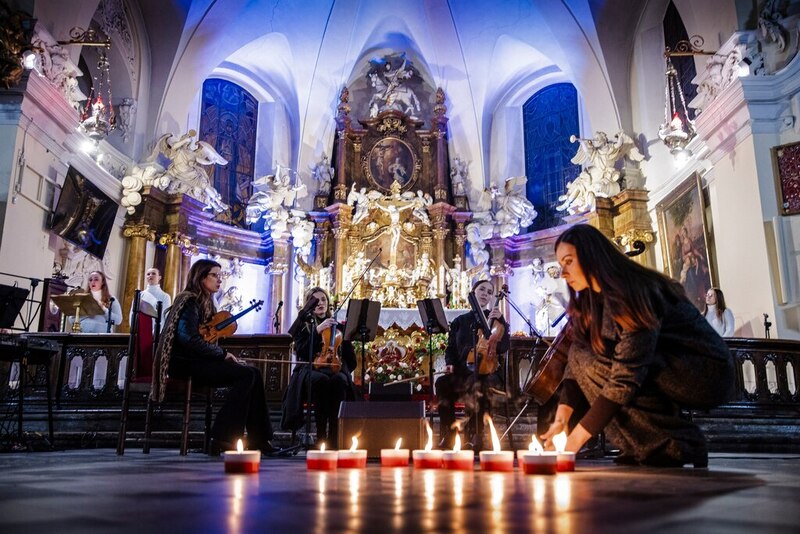 zdjęcie pokazuje fragment koncertu, przed ołtarzem pięć kobiet grających na instrumentach smyczkowych