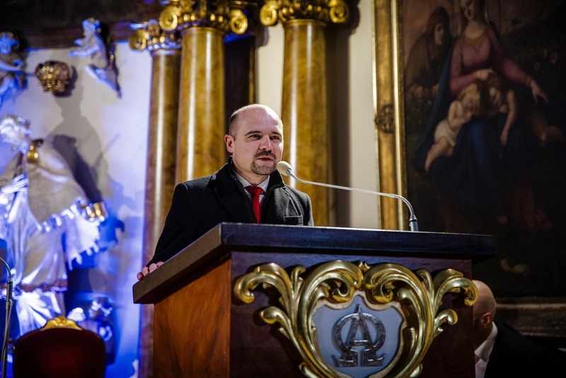 przy mówniy w kościele stoi dyrektor wrocławskiego IPN dr hab, Kamil Dworaczek