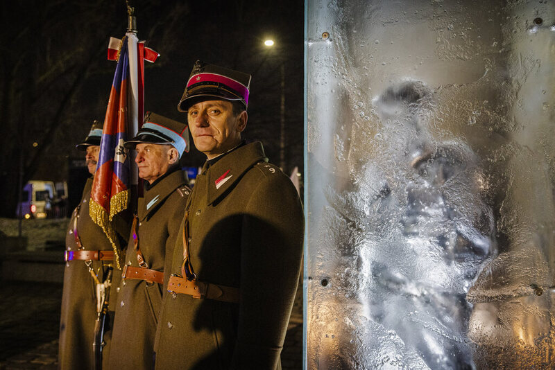na zdjęciu Pomnik Żołnierzy Niezłomnych, przy pomniku stoją rekonstruktorzy ze sztandarem