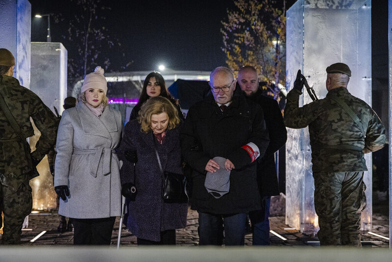 na zdjęciu moment składania kwiatów pod pomnikiem rodziny bohatera