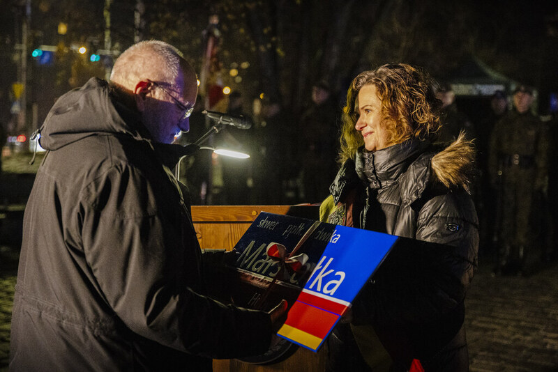 na zdjęciu moment kiedy Agnieszka Rybczak wręczyła dwie pamiątkowe tabliczki z nazwą skweru: jedną synowi bohatera, Krzysztofowi Marszałkowi, drugą dowódcy 16DBOT, płk. Edwardowi Chyle