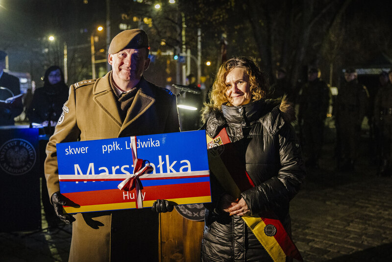 na zdjęciu moment kiedy Agnieszka Rybczak wręczyła dwie pamiątkowe tabliczki z nazwą skweru: jedną synowi bohatera, Krzysztofowi Marszałkowi, drugą dowódcy 16DBOT, płk. Edwardowi Chyle