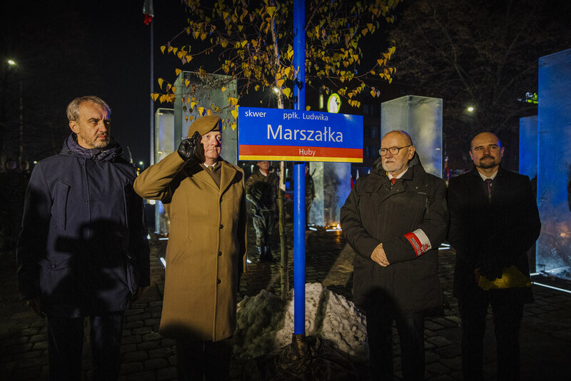 na zdjęciu moment odsłonięcia tabliczki z nową nazwą tego skweru, będącą upamiętnieniem dowódcy Okręgu Dolnośląskiego Zrzeszenia „Wolność i Niezawisłość”.