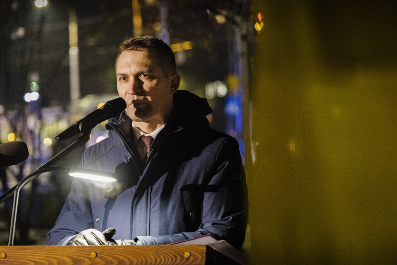 przy mównicy podczas przemówienia stoi Maciej Małozięć – zastępca burmistrza miasta Dębica