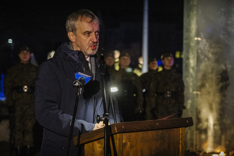 przy mównicy podczas przemówienia stoi dr Andrzej Jerie