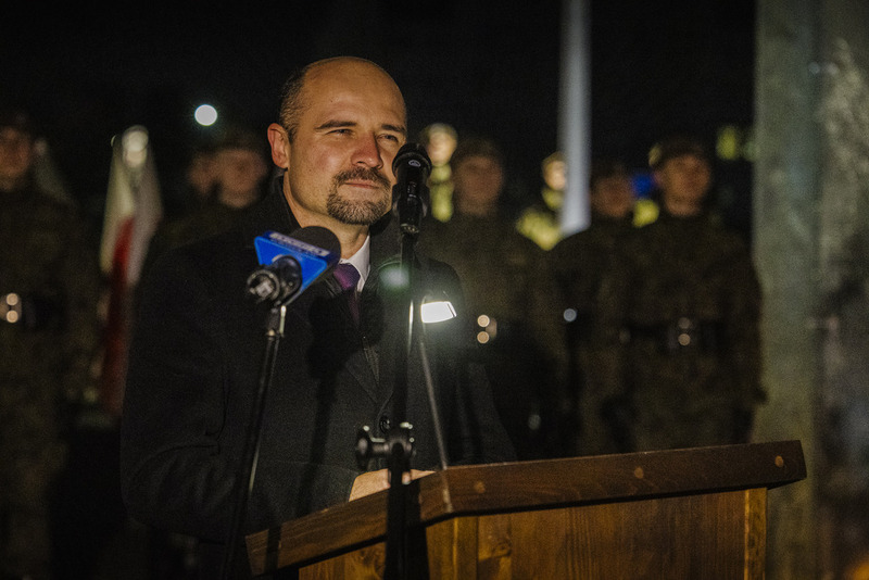 przy mównicy podczas przemówienia stoi  Doktor hab. Kamil Dworaczek, dyrektor Oddziału Instytutu Pamięci Narodowej we Wrocławiu