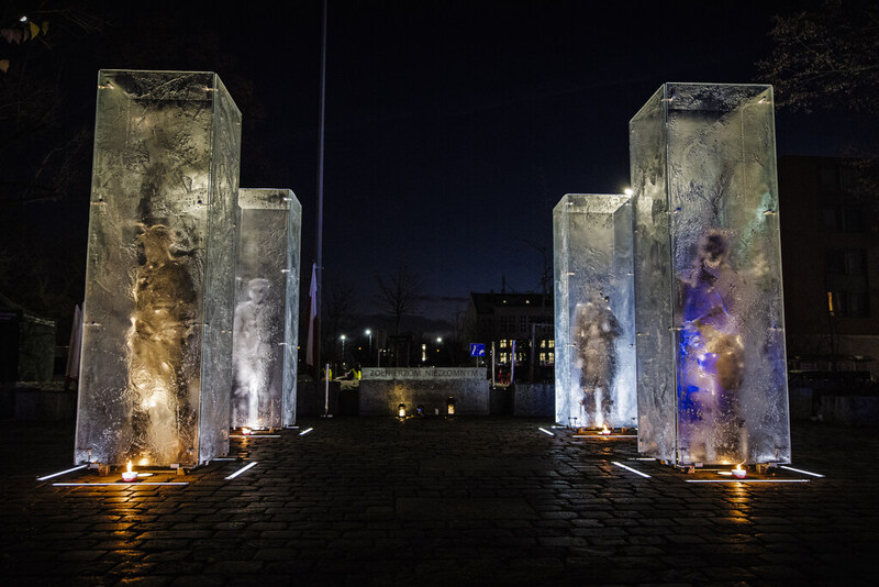 na zdjęciu Pomnik Żołnierzy Niezłomnych na skwerze u zbiegu ulic Borowskiej, Dyrekcyjnej i Glinianej