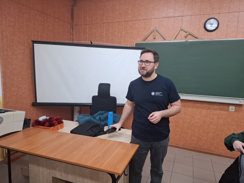 Przed uczniami na środku stali stoi Grzegorz Kowal i przemawia.